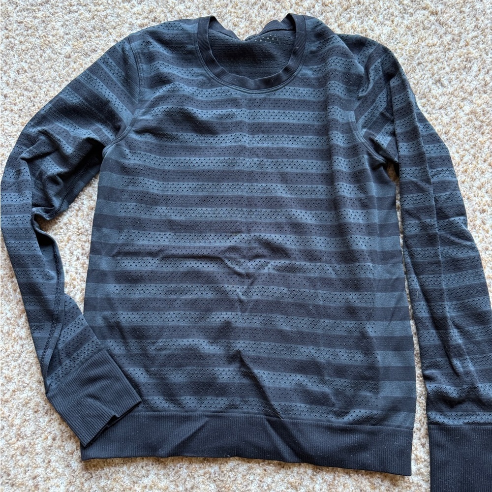 Lululemon women’s Swiftly Breathe Top Size 4? black and gray, see pictures